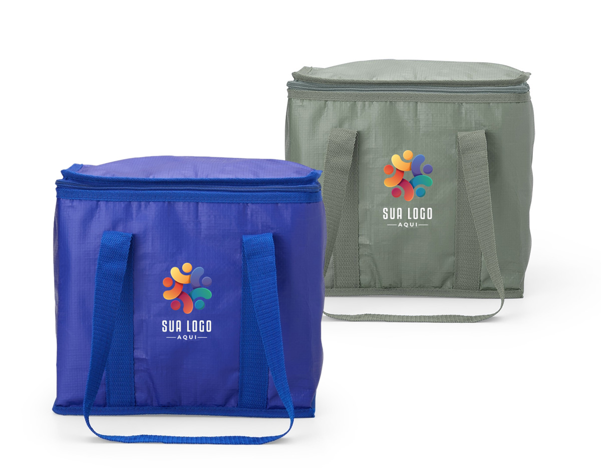 Bolsa térmica em polietileno com capacidade de 12 litros, ideal para conservar alimentos e bebidas na temperatura adequada. Possui alça de mão em nylon, que garante praticidade e conforto no transporte. Leve, resistente e funcional, é perfeita para piqueniques, viagens, trabalho ou ações promocionais.