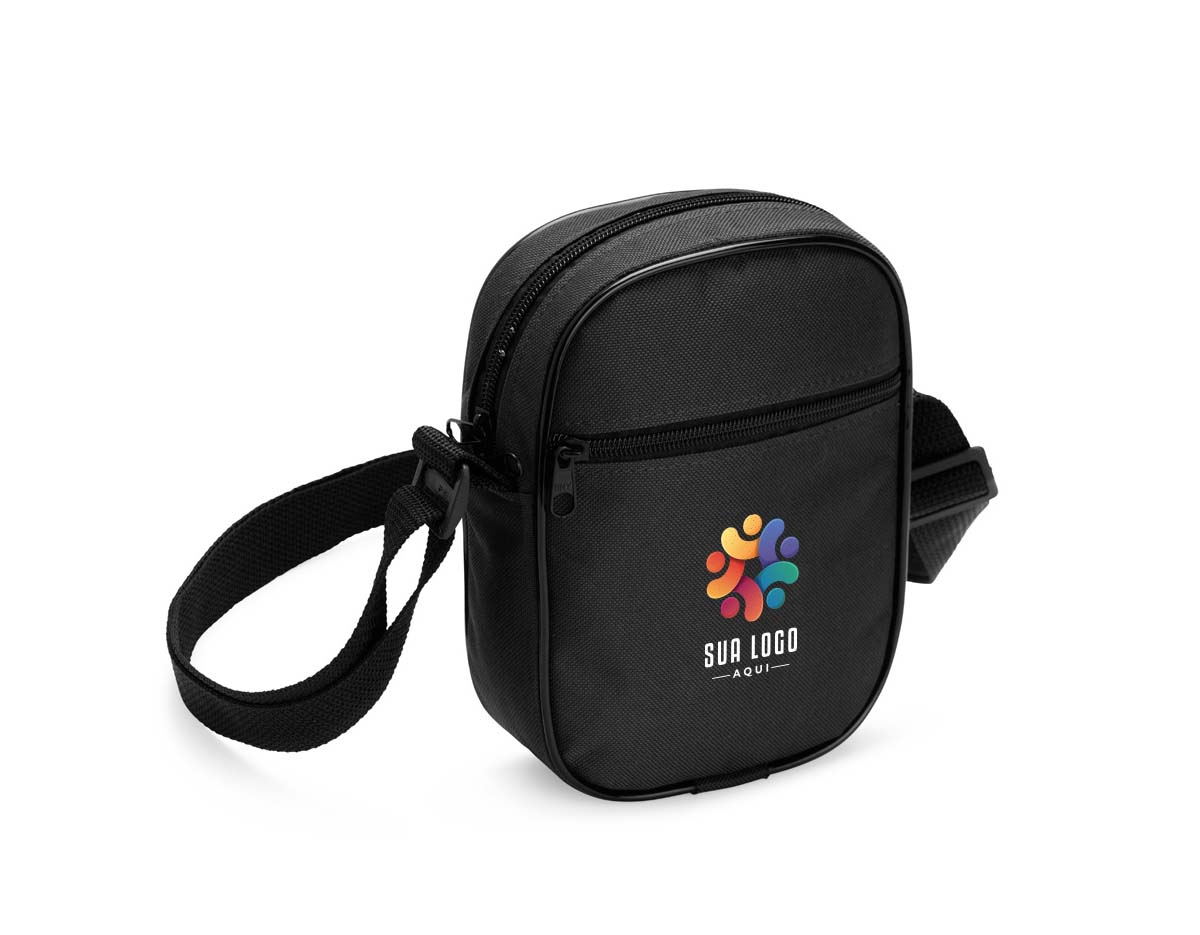 Bolsa de ombro em poliéster resistente à água, com alça de nylon ajustável. Possui compartimento principal com zíper, ideal para itens como carteira, maquiagem e celular. Conta ainda com dois bolsos externos, um aberto e outro com zíper, que facilitam a organização e o transporte dos objetos.