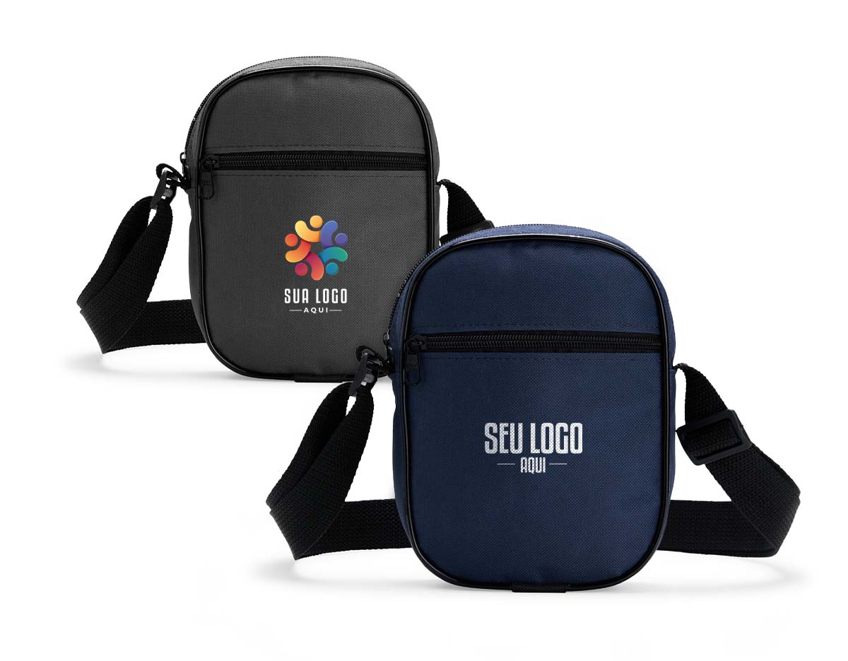 Bolsa de ombro em poliéster resistente à água, com alça de nylon ajustável. Possui compartimento principal com zíper, ideal para itens como carteira, maquiagem e celular. Conta ainda com dois bolsos externos, um aberto e outro com zíper, que facilitam a organização e o transporte dos objetos.