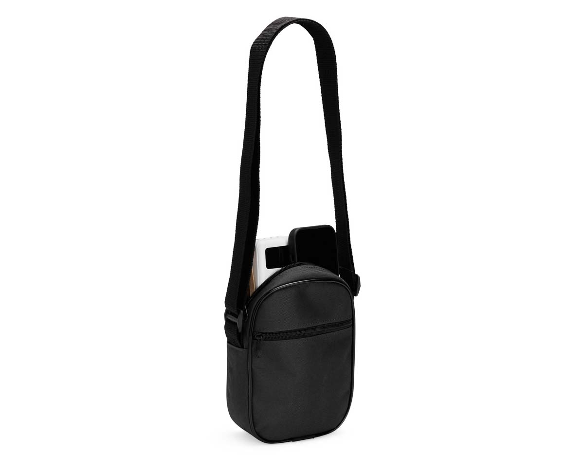 Bolsa de ombro em poliéster resistente à água, com alça de nylon ajustável. Possui compartimento principal com zíper, ideal para itens como carteira, maquiagem e celular. Conta ainda com dois bolsos externos, um aberto e outro com zíper, que facilitam a organização e o transporte dos objetos.