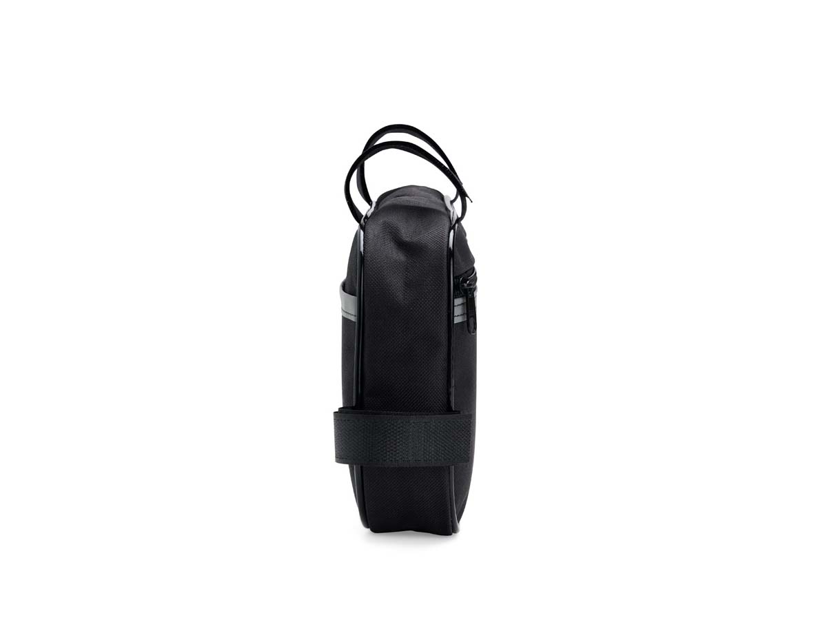 Bolsa para quadro de bicicleta feita em Oxford resistente e impermeável. Possui compartimento único com zíper, ideal para pequenos objetos, protegendo-os da chuva. Conta com tira refletiva para maior visibilidade e alças de nylon com velcro, que facilitam o ajuste seguro no quadro.