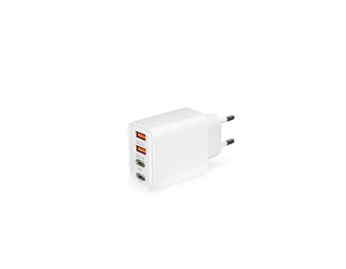 Carregador compacto em plástico com quatro portas USB, sendo duas USB-A com tecnologia de carregamento rápido QC 3.0 e duas USB-C. Permite recarregar até quatro dispositivos compatíveis ao mesmo tempo. Design prático, ideal para uso simultâneo. Não acompanha cabo USB