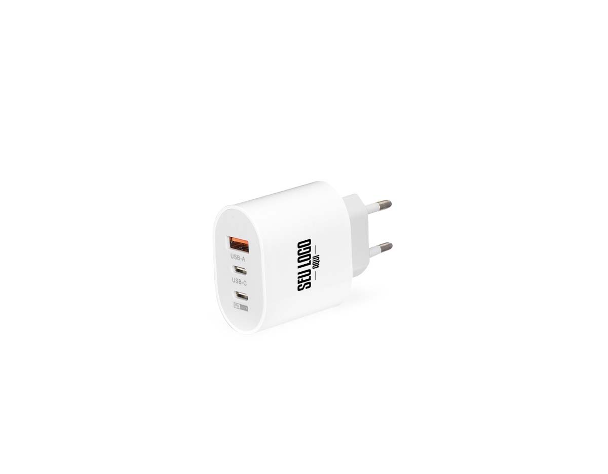 Este carregador rápido, de design leve e compacto em plástico, é uma excelente opção para energizar até três dispositivos ao mesmo tempo através de uma de suas entradas: uma USB-A e duas USB-C, sendo uma delas de recarga rápida de 20W. Não acompanha cabo USB.