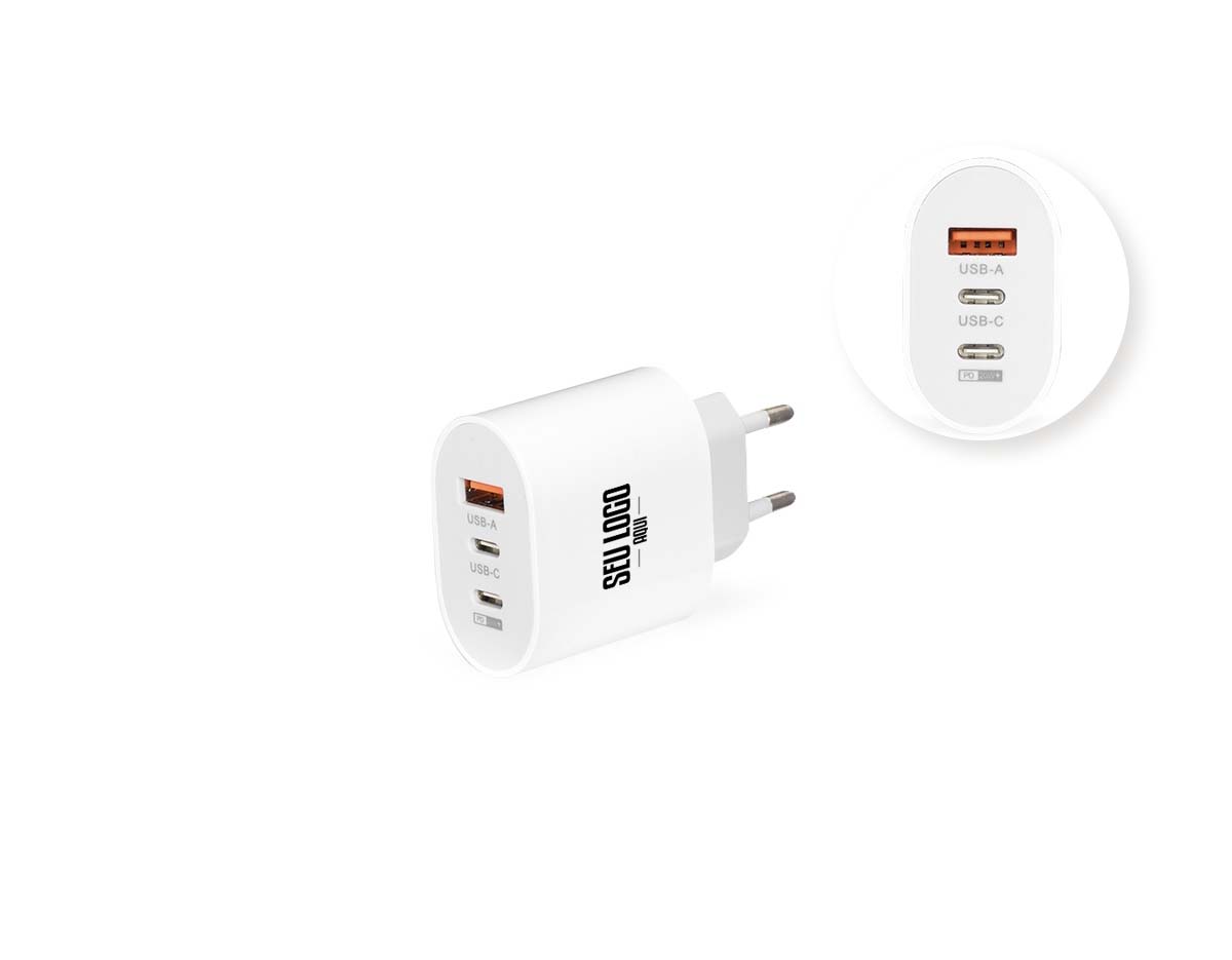 Este carregador rápido, de design leve e compacto em plástico, é uma excelente opção para energizar até três dispositivos ao mesmo tempo através de uma de suas entradas: uma USB-A e duas USB-C, sendo uma delas de recarga rápida de 20W. Não acompanha cabo USB.