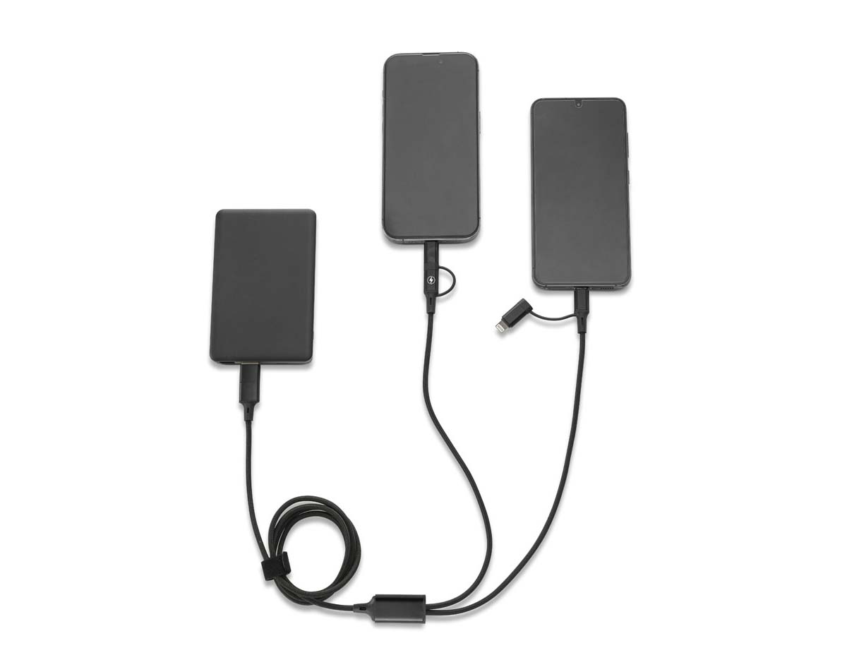 Cabo super-rápido 6 em 1 em alumínio 20% reciclado e PET 4% reciclado. Permite carregamento super-rápido de 60W via USB-C e transferência de dados. Apresenta uma entrada dupla USB-A/USB-C e duas saídas com duas portas USB-C que podem ser utilizadas em simultâneo. Em uma das extremidades tem uma saída compatível com lightning com carregamento rápido de 27W e na outra extremidade uma saída dupla micro-USB e compatível com ligthning de 10W.