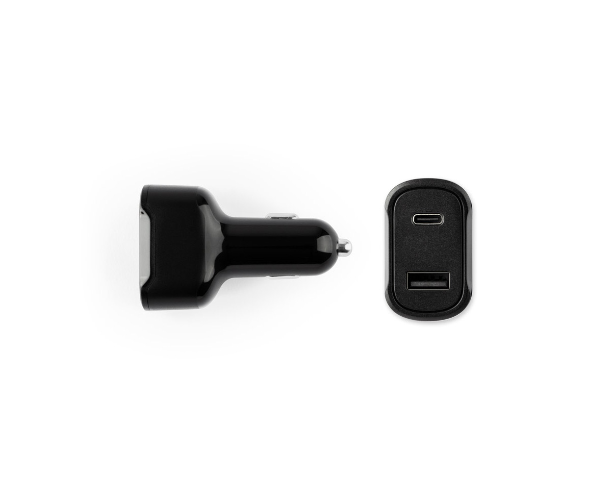 Adaptador automotivo com portas USB-C PD20 (20W) e USB-A QC 3.0 (18W), fabricado em ABS 100% reciclado. Proporciona carregamento super-rápido para diversos dispositivos durante viagens. Compatível com smartphones, tablets e outros eletrônicos. Cabo de carregamento não incluso, acompanha apenas o adaptador.