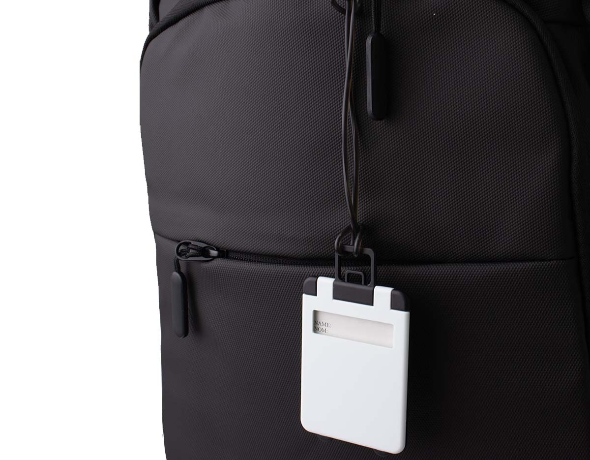 Tag identificador de bagagem em plástico resistente, ideal para viagens com mais segurança e praticidade. Acompanha cordão de silicone flexível e durável, facilitando a fixação em malas e mochilas. Um brinde funcional e de grande utilidade, que reforça sua marca em movimento, em aeroportos, rodoviárias e no dia a dia de seus clientes.