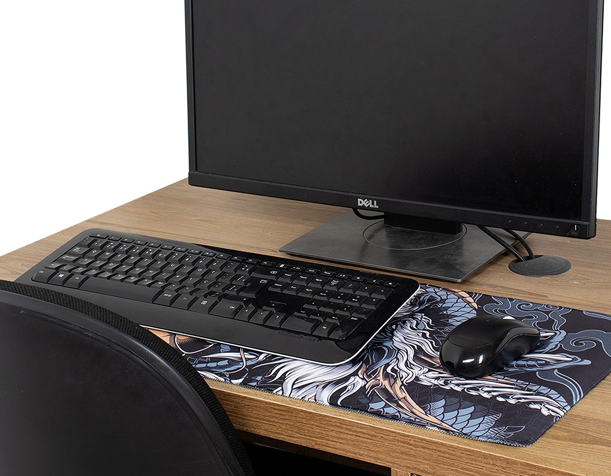 Desk pad flexível em poliéster. Possui bordas arredondadas e estampa de dragão. Além disso, conta com base antiderrapante em EVA que ajuda a proteger superfícies contra danos e desgastes.