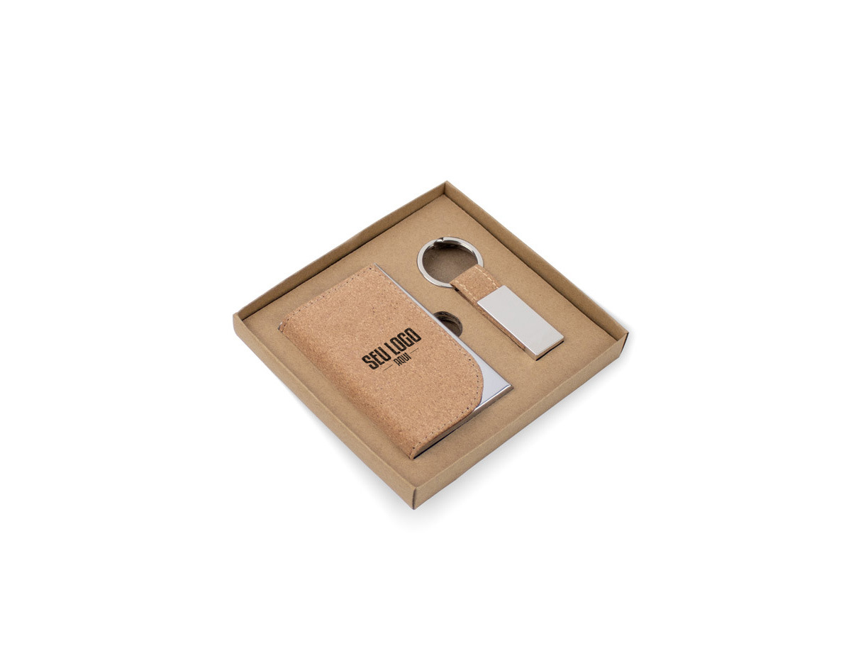 Conjunto composto por porta-cartões e chaveiro, ambos fabricados em metal e cortiça, unindo durabilidade e estilo sustentável. O porta-cartões possui capacidade para até 7 cartões, ideal para organização prática no dia a dia.