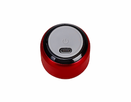 Caixa de som com estrutura em metal e plástico. Possui base emborrachada com botão liga/desliga, conexão Bluetooth 5.0, autonomia de reprodução estimada de até 2 horas e meia e entrada USB-C para carregamento. Acompanha cordão de nylon e cabo USB-C.