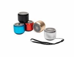 Caixa de som com estrutura em metal e plástico. Possui base emborrachada com botão liga/desliga, conexão Bluetooth 5.0, autonomia de reprodução estimada de até 2 horas e meia e entrada USB-C para carregamento. Acompanha cordão de nylon e cabo USB-C.
