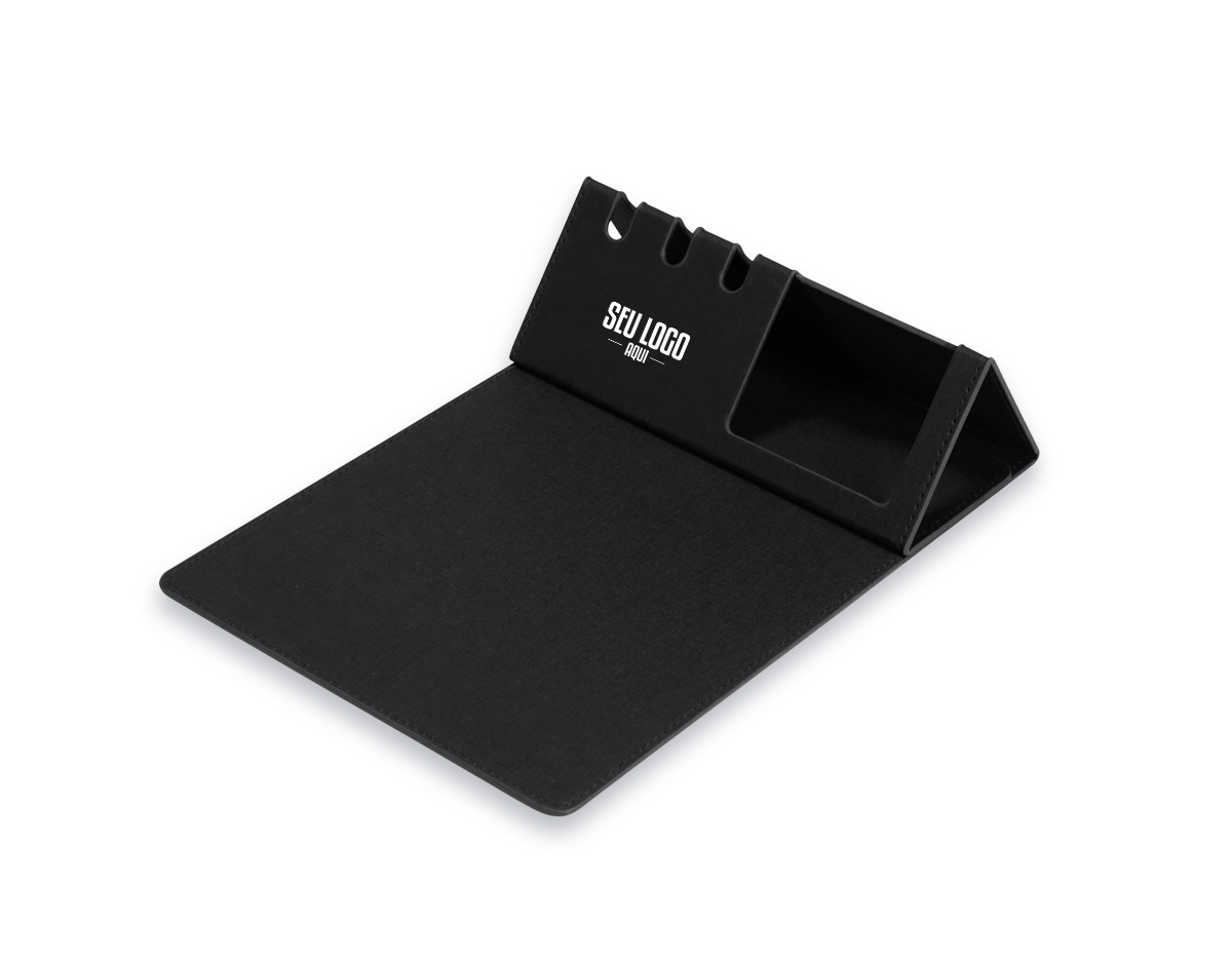 Mouse pad com estrutura em papelão resistente e revestimento em poliuretano (PU). Possui design dobrável com espaço para suporte de celular e porta-canetas.