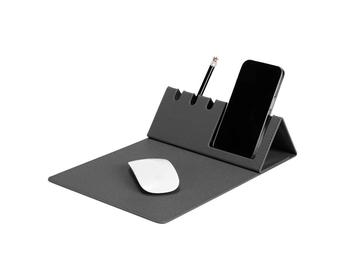 Mouse pad com estrutura em papelão resistente e revestimento em poliuretano (PU). Possui design dobrável com espaço para suporte de celular e porta-canetas.