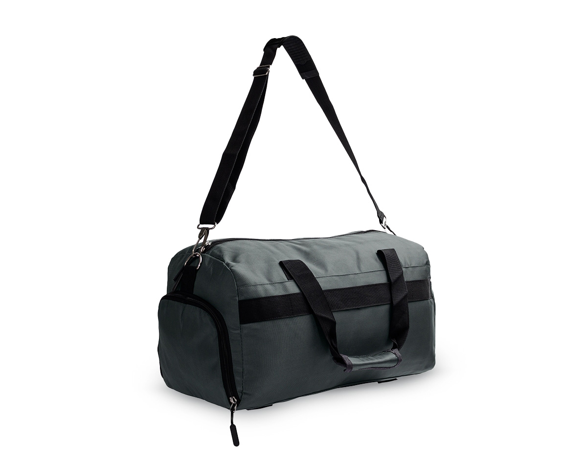 Mala confeccionada em Oxford resistente à água com fechamento em zíper e capacidade para até 27 litros. Possui compartimento lateral para tênis, bolso frontal com revestimento em PVC para guardar itens úmidos e faixa posterior para acoplar em malas. Conta ainda com duas alças fixas em nylon e suporte de juntura. Acompanha alça transversal ajustável.